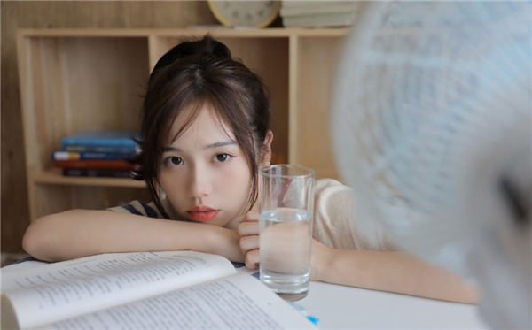 草莓樱桃丝瓜绿巨人秋葵香蕉污污污：一款适合晚上偷偷看的软件