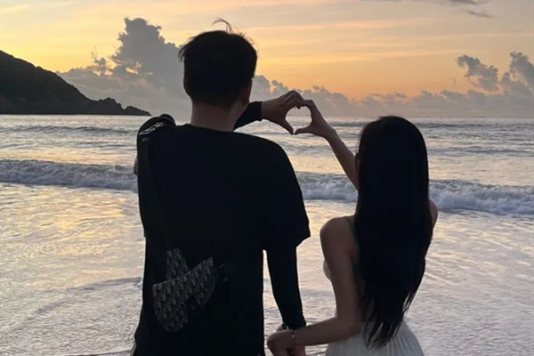 斗鱼晚表妹七夕官宣恋情，晒照收获祝福，榜一大哥是真爱！