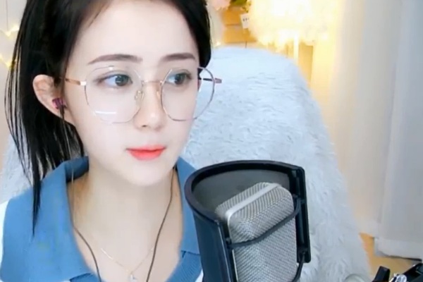 斗鱼阿梨多人连麦整活，cos葫芦娃逛小区，“社牛”属性拉满！