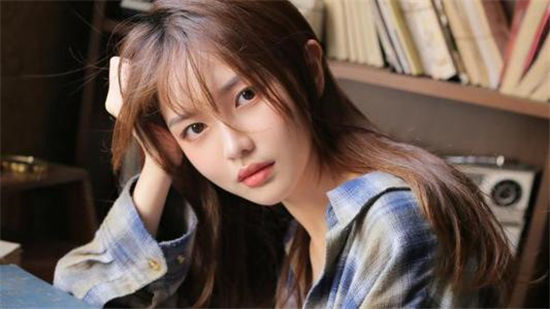 初爱直播app：美女主播风格各异颜值超高多才多艺嗨翻天