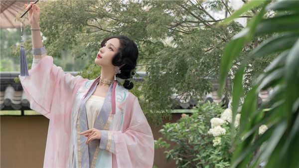 花季传媒app纯净版:小姐姐们卖力的表演让你直呼过瘾