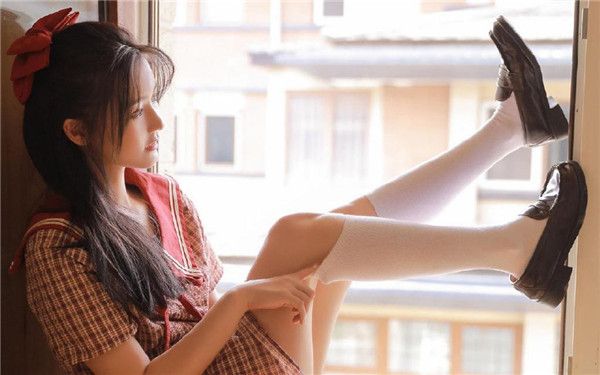 D2天堂app官方永久免费版:细长美腿就在你的面前摇曳生风