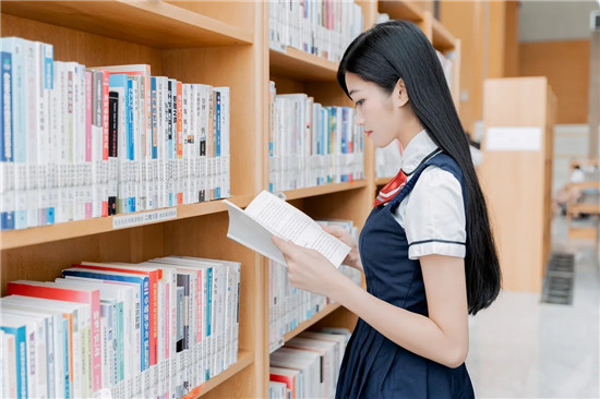 秋葵丝瓜草莓黄瓜绿巨人app污版：支持自动跳过片头的视频播放软件