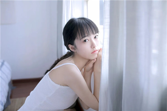 晚上自己一个人看的污污APP：一天能免费无限看的软件花季传媒